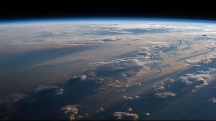 Während die Internationale Raumstation mehr als 320 Kilometer hoch über unserem Heimatplaneten kreiste, erhaschte die Besatzung diesen Blick auf den Sonnenaufgang, der lange Schatten über die wolkenverhangene Philippinische See warf, während die Station vor der Küste der Philippinen nordöstlich von Manila kreiste.