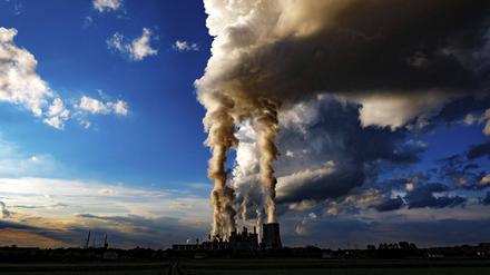 Das Kraftwerk Niederaußem von der RWE Power. Bergheim-Niederaußem, Nordrhein-Westfalen. (Symbolbild)