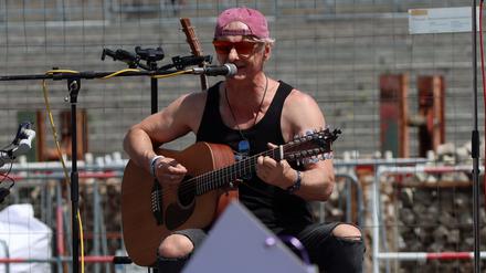 Rechts rocken. Stefan Krähe trat am vergangenen Freitag bei einer Kundgebung vor dem Reichstag in Berlin auf, bei der sich etwa einhundert Personen – Rechtsextremisten wie Reichsbürger – versammelten.