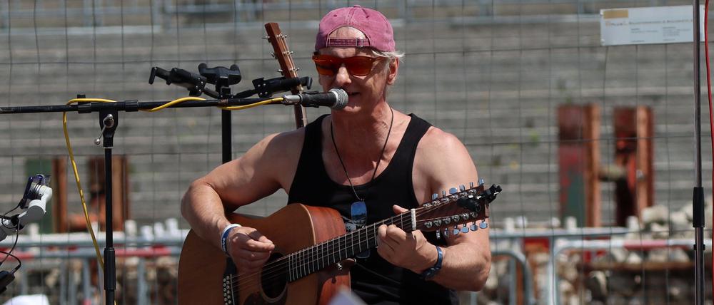 Rechts rocken. Stefan Krähe trat am vergangenen Freitag bei einer Kundgebung vor dem Reichstag in Berlin auf, bei der sich etwa einhundert Personen – Rechtsextremisten wie Reichsbürger – versammelten.