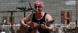 Rechts rocken. Stefan Krähe trat am vergangenen Freitag bei einer Kundgebung vor dem Reichstag in Berlin auf, bei der sich etwa einhundert Personen – Rechtsextremisten wie Reichsbürger – versammelten.