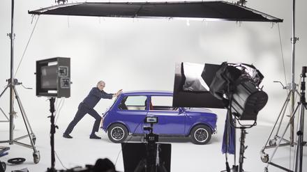 Paul holt schon mal den Wagen. Der Designer Paul Smith hat den Mini hübsch gemacht.