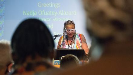 Nadja Ofuatey-Alazard eröffnet die dritte Ausgabe des Literatur- und Kulturfestivals Afrolution, organisiert vom Berliner Verein „Each One Teach One.“