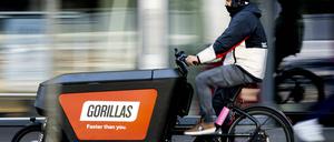 Ein Gorillas-Fahrer mit Lastenrad im niederländischen Den Haag. 