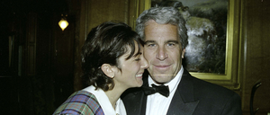 Ghislaine Maxwell  mit ihrem Partner Jeffrey Epstein. Nach dem Bekanntwerden des Missbrauchsskandals um die beiden beging er Suizid. 