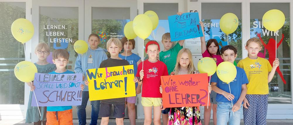 Berlins Lehrer sind knapp und ungleich verteilt. An der Hans-Rosenthal-Grundschule in Lichtenberg ist die Lage besonders dramatisch. An diesem Dienstag wird auf dem Schulhof ab 14.30 Uhr gegen die Zustände demonstriert. 