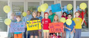 Berlins Lehrer sind knapp und ungleich verteilt. An der Hans-Rosenthal-Grundschule in Lichtenberg ist die Lage besonders dramatisch. An diesem Dienstag wird auf dem Schulhof ab 14.30 Uhr gegen die Zustände demonstriert. 