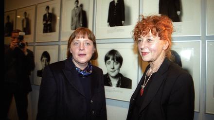 Angela Merkel mit Fotografin Herlinde Koelbl im Haus der Kunst in München (Archivbild).