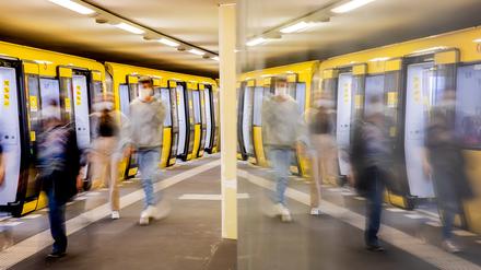 Lange musste jede Ansage einzeln eingesprochen werden. Mit einer neuen Text-to-Speech-Technik soll das nicht mehr notwendig sein. Die digitale Stimme soll alles vorlesen können, was im Betriebshof eingetippt wird. Und in Zukunft sollen Störungsansagen sogar automatisch ausgespielt werden.
