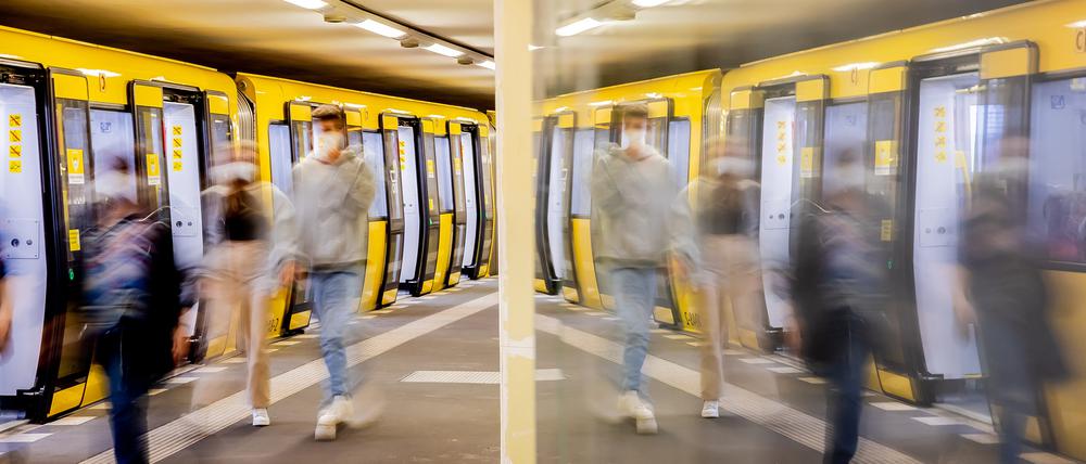 Lange musste jede Ansage einzeln eingesprochen werden. Mit einer neuen Text-to-Speech-Technik soll das nicht mehr notwendig sein. Die digitale Stimme soll alles vorlesen können, was im Betriebshof eingetippt wird. Und in Zukunft sollen Störungsansagen sogar automatisch ausgespielt werden.