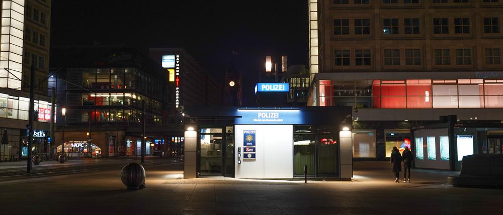 In der Wache am Alexanderplatz sollen vier Polizisten einen Mann grob misshandelt haben. Einer von ihnen hat den Dienst quittiert.