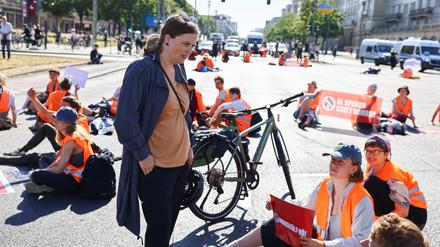 Clara Herrmann, District Mayor of Friedrichshain-Kreuzberg speaks with "Letzte Generation" (Last Generation) activists, as they block a road, to protest under the slogan "Let's stop the fossil madness!" for an end to fossil fuels and against oil drilling in the North Sea, in Berlin, Germany June 23, 2022. REUTERS/Christian Mang