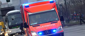 ARCHIV - Ein Rettungswagen fährt am 20.01.2014 in Berlin mit Blaulicht. Die oppositionelle Grünen-Fraktion im Abgeordnetenhaus hat mehr Geld und Personal für den Rettungsdienst der Berliner Feuerwehr gefordert. Foto: Paul Zinken/dpa (zu lbn «Grüne: Berliner Feuerwehr muss besser ausgestattet werden» vom 03.10.2015) +++ dpa-Bildfunk +++