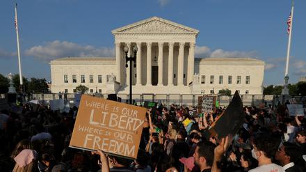 FILE PHOTO: Abortion rights demonstrators protest outside the United States Supreme Court as the court rules in the Dobbs v Women's Health Organization abortion case, overturning the landmark Roe v Wade abortion decision in Washington, U.S., June 24, 2022. REUTERS/Jim Bourg/File Photo