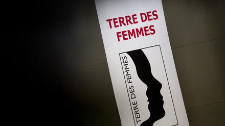 Das Logo von Terre des Femmes ist bei einer Pressekonferenz von Terre des Femmes «Für ein Verbot des Kinderkopftuches in öffentlichen Bildungseinrichtungen» auf einem Aufsteller zu sehen. +++ dpa-Bildfunk +++