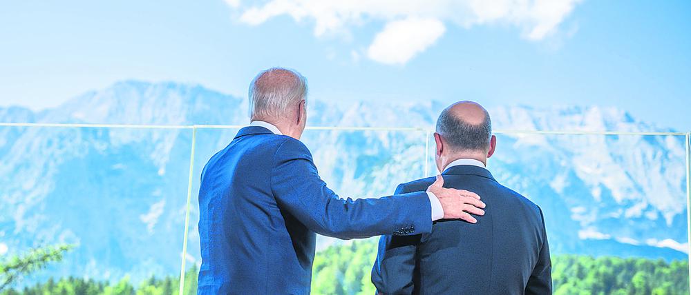 Bundeskanzler Olaf Scholz, steht neben US-Präsident Joe Biden zu Beginn eines bilateralen Treffens vor dem Auftakt zum eigentlichen Gipfeltreffen.