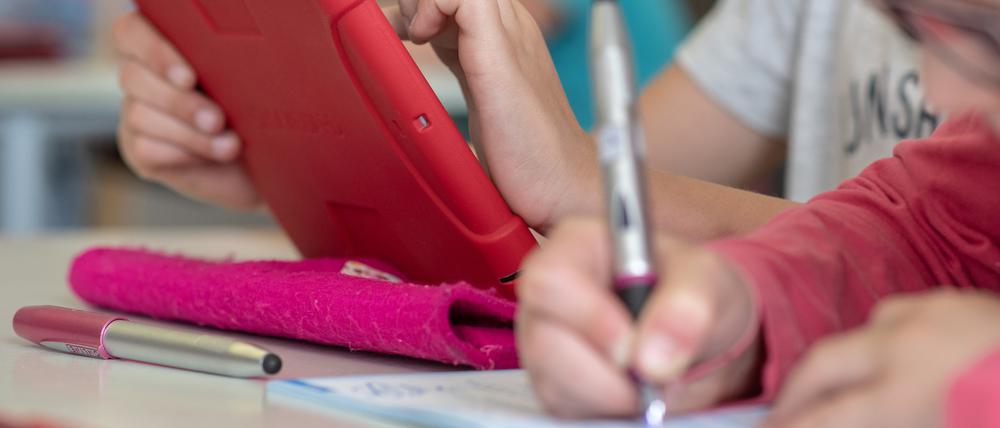Digital und analog. Lehrer halten das Schreiben mit Stift und Papier nach wie vor für wichtig.