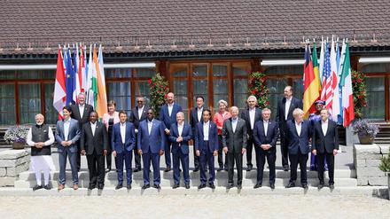 Gruppenfoto der G7-Mitgliedern mit ihren Gästen aus Indien, Indonesien, Südafrika, Senegal und Argentinien.