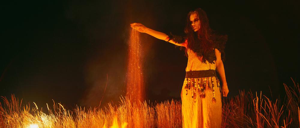  Woman in halloween witch costume throws the ashes of the dead. Kyiv, Kyiv City, Ukraine PUBLICATIONxINxGERxSUIxAUTxONLY CR_SEMY200910B-502369-01 ,model released, Symbolfoto