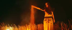  Woman in halloween witch costume throws the ashes of the dead. Kyiv, Kyiv City, Ukraine PUBLICATIONxINxGERxSUIxAUTxONLY CR_SEMY200910B-502369-01 ,model released, Symbolfoto