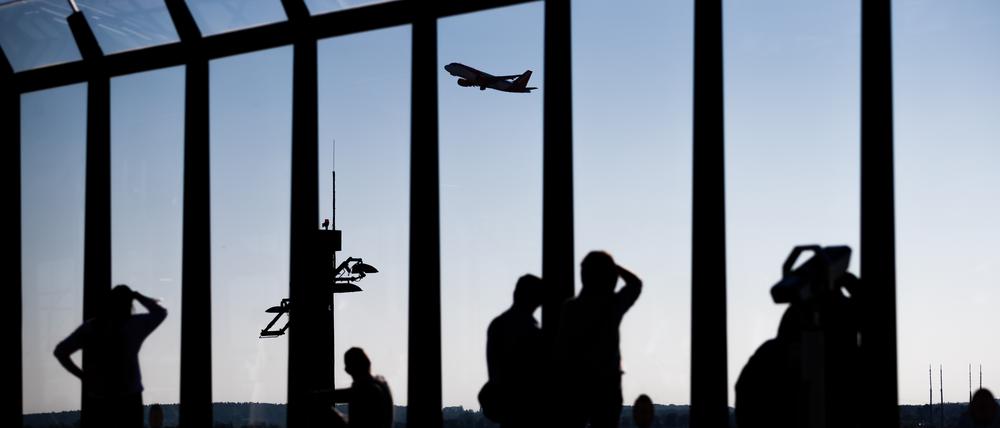 Besucher schauen sich am Hauptstadtflughafen Berlin Brandenburg «Willy Brandt» (BER) von der Besucherterrasse des Terminal 1 den Start eines Flugzeugs an.