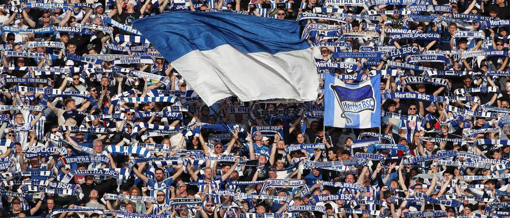 Gute Stimmung bei den Fans von Hertha BSC in der Ostkurve.
