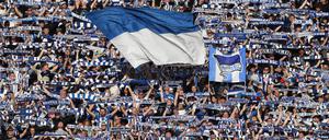 Gute Stimmung bei den Fans von Hertha BSC in der Ostkurve.