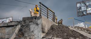 7. März 2022. An einer gesprengten Brücke bei Irpin, einem Vorort von Kyjiw.