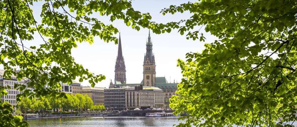 Wenig Platz zum Wohnen. Rathaus und St. Nikolaikirche in Hamburg.  