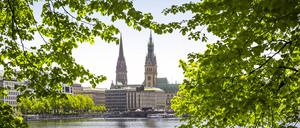 Wenig Platz zum Wohnen. Rathaus und St. Nikolaikirche in Hamburg.