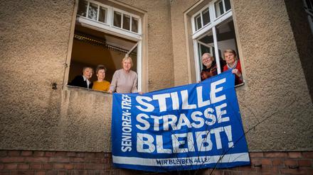 Elli Pomerenke (l-r), Ingrid Pilz, Margret Pollak, Peter Klotsche und Brigitte Klotsche, alle ehemalige Hausbesetzer, halten am Fenster der «Begegnungsstätte für Jung und Alt» in der Stille Straße 10 in Berlin-Pankow ein altes Protestbanner. Die Senioren hatten ihren Club aus Protest gegen die drohende Schließung erfolgreich besetzt. Aber der Bezirk bietet jetzt dem Verein immer nur Nutzungsverträge für jeweils ein Jahr an.