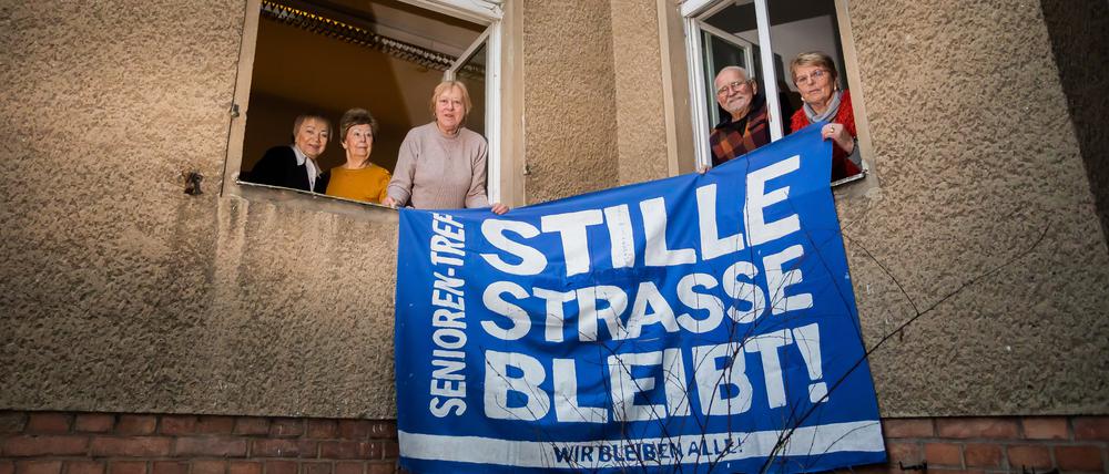 Elli Pomerenke (l-r), Ingrid Pilz, Margret Pollak, Peter Klotsche und Brigitte Klotsche, alle ehemalige Hausbesetzer, halten am Fenster der «Begegnungsstätte für Jung und Alt» in der Stille Straße 10 in Berlin-Pankow ein altes Protestbanner. Die Senioren hatten ihren Club aus Protest gegen die drohende Schließung erfolgreich besetzt. Aber der Bezirk bietet jetzt dem Verein immer nur Nutzungsverträge für jeweils ein Jahr an.