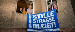 Elli Pomerenke (l-r), Ingrid Pilz, Margret Pollak, Peter Klotsche und Brigitte Klotsche, alle ehemalige Hausbesetzer, halten am Fenster der «Begegnungsstätte für Jung und Alt» in der Stille Straße 10 in Berlin-Pankow ein altes Protestbanner. Die Senioren hatten ihren Club aus Protest gegen die drohende Schließung erfolgreich besetzt. Aber der Bezirk bietet jetzt dem Verein immer nur Nutzungsverträge für jeweils ein Jahr an.