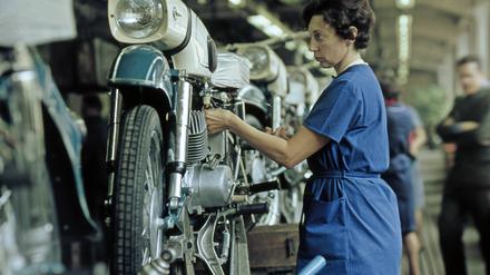 92 Prozent der Frauen hatten in der DDR einen Job in Vollzeit, kein Wunder, dass viele von ihnen ihre Schwestern in Westdeutschland belächelten. 