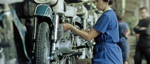 92 Prozent der Frauen hatten in der DDR einen Job in Vollzeit, kein Wunder, dass viele von ihnen ihre Schwestern in Westdeutschland belächelten. 