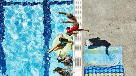 Vom Rand ins Schwimmerbecken springen: eigentlich verboten!