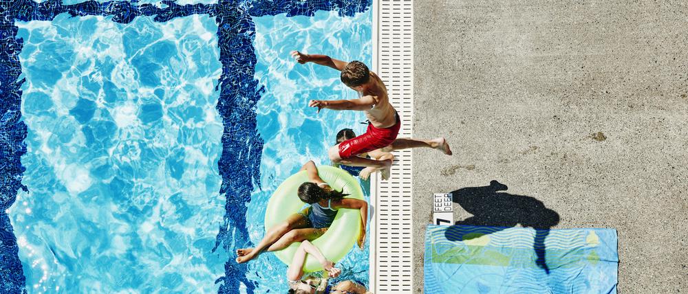 Vom Rand ins Schwimmerbecken springen: eigentlich verboten!