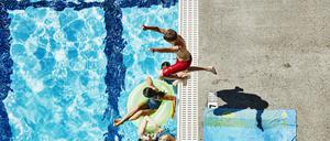 Vom Rand ins Schwimmerbecken springen: eigentlich verboten!