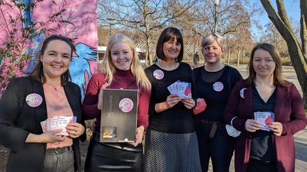 Franziska Ruhnau (links) und Annabel Haas-Krahé (Mitte) haben sich mit ihrer Initiative „Faire Periode Lichtenberg“ zum Ziel gesetzt, Periodenarmut im Bezirk zu beenden.