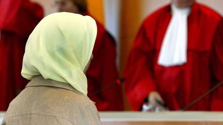 Fereshta Ludin, muslimische Lehrerin und Beschwerdeführerin im Kopftuchstreit, sitzt nach der Urteilsverkündung im Bundesverfassungsgericht (BVG) in Karlsruhe vor den Richtern.