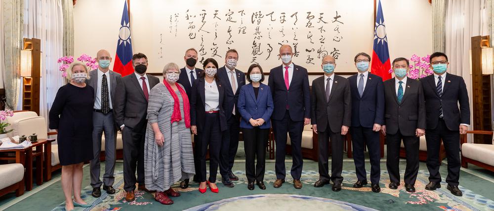 Mitglieder der Bundestagsdelegation mit der taiwanesischen Präsidentin Tsai Ing-wen (Mitte).