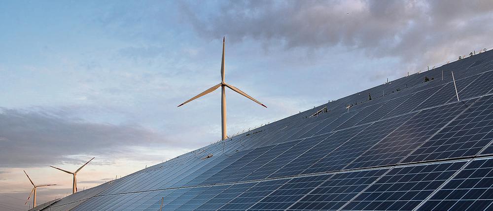 Windkraftanlagen stehen hinter Photovoltaikanlagen.