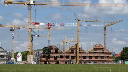 Hausbau wird teurer. Durch die vergleichsweise niedrigen Zinsen, werden Bausparverträge wieder attraktiv.