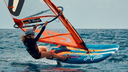 Mit 45 Stundenkilometern: Sophia Meyer fliegt über das Wasser.