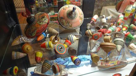 Viele bunte Kreisel im Spielzeugmuseum in Kleßen.