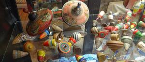 Viele bunte Kreisel im Spielzeugmuseum in Kleßen.