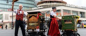 Eine Parade von Drehorgelspielern aus 10 Nationen präsentiert sich an diesem Wochenende in Berlin.