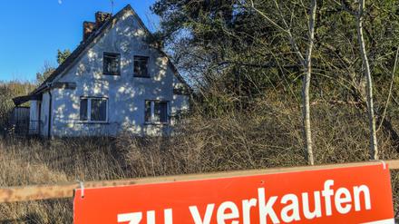 Ein Schild mit der Aufschrift «zu verkaufen» steht auf einem Grundstück mit einem Einfamilienhaus. (zu dpa «Ökonomen: Corona-Krise dämpft Mieten und Immobilienpreise») +++ dpa-Bildfunk +++