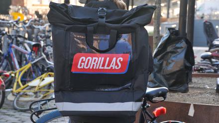 Eine Fahrerin der Lieferdienstes Gorillas. Das Unternehmen reduziert das Personal, um Kosten zu sparen.