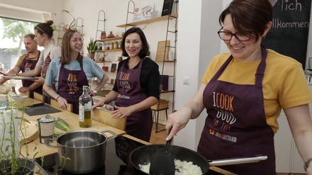 Irina Salnikova (rechts) Olga Eftokimova (blaues T-Shirt) und ihre Kolleginnen arbeiten im „Peace Cafè“ zusammen.